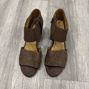 Natural Soul Dark Brown Women's Sandals size 7.5 comfort slip in zipper shoes